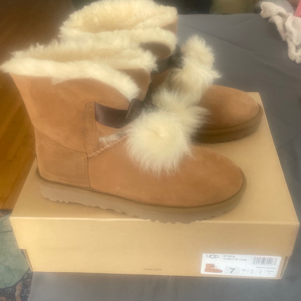 Ugg Gita chestnutt boot size 7